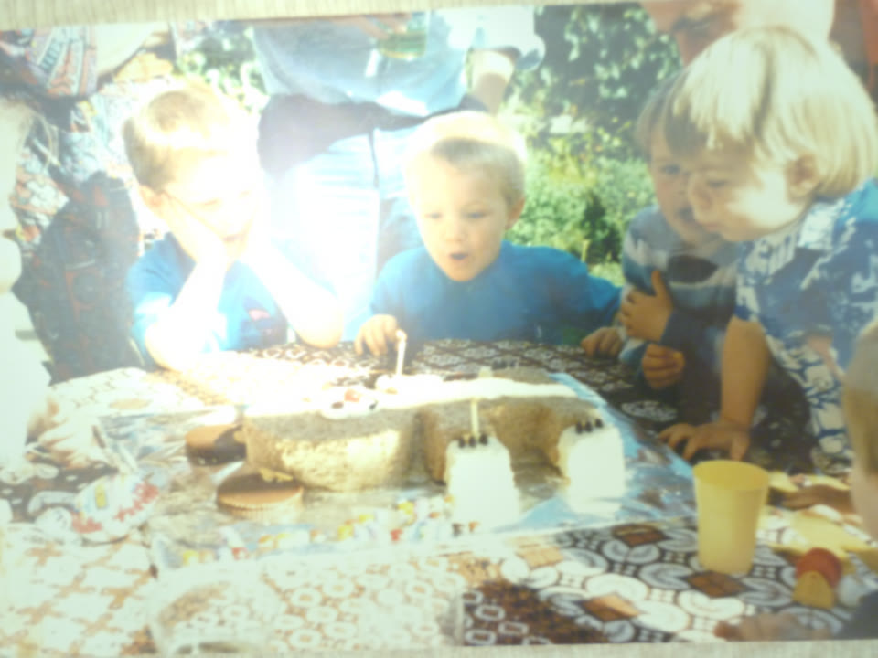 Uramljena fotografija snimljena kroz staklo okvira: odbljesak i žuti pomak boje